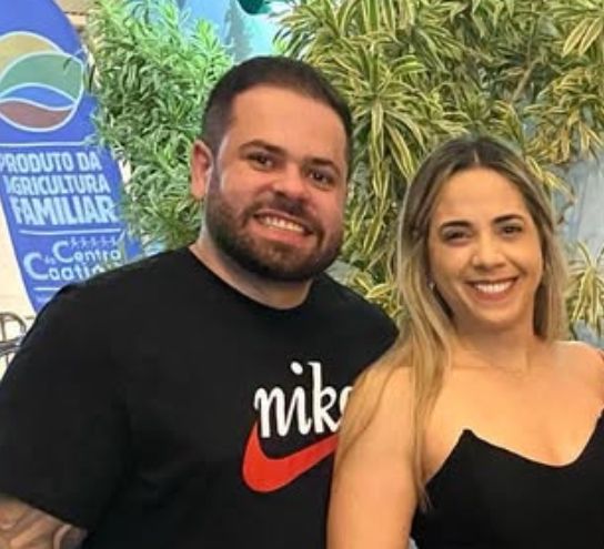 Pareja mirándose a los ojos