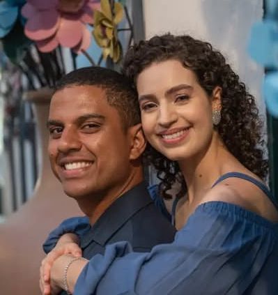 Pareja feliz en casa